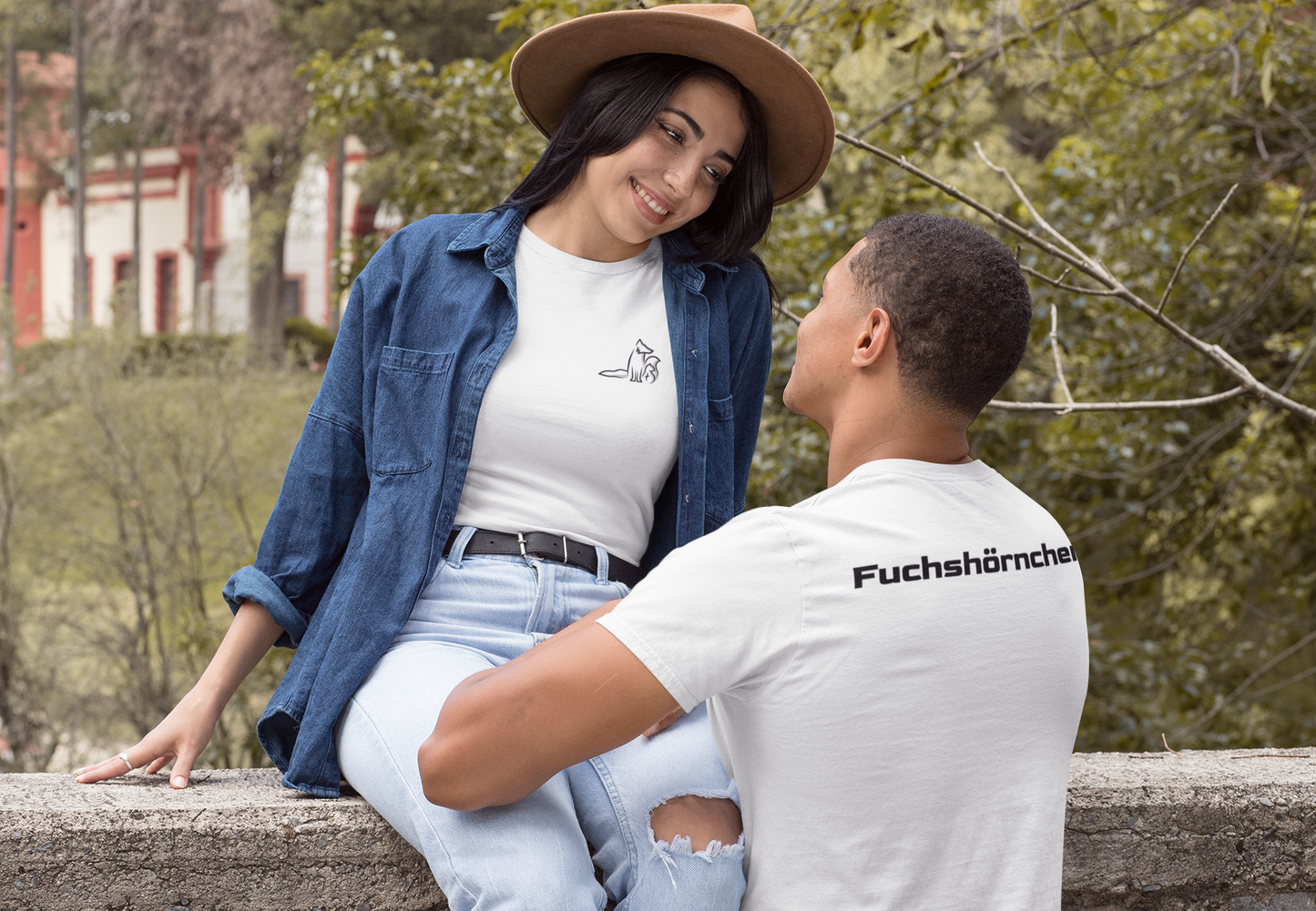 T-Shirt Premium Weiß - Kontrast Logo und Schriftzug