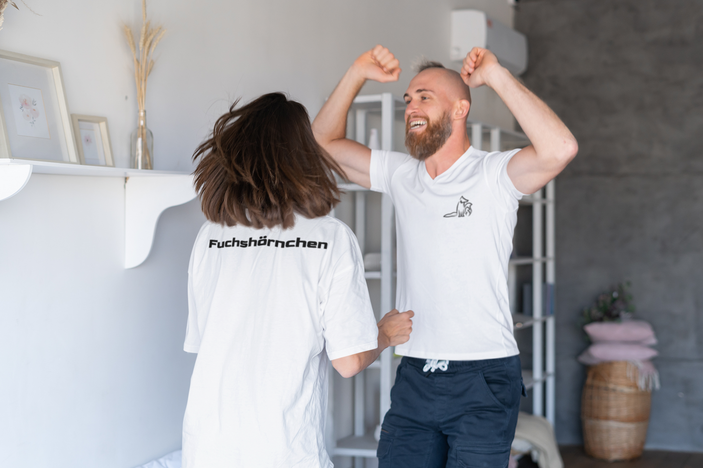 T-Shirt Premium Weiß - Kontrast Logo und Schriftzug